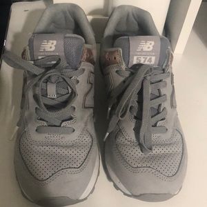 Gray women’s new balances 574 with rose gold